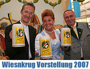 Oktoberfest 2007 - der offizielle Wiesnkrug 2007. Holger Paetz präsentiert den Wiesn-Maßkrug 2007 (Foto: Martin Schmitz)